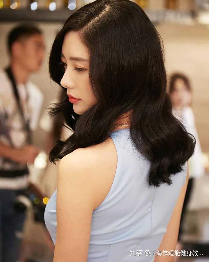 动漫里胸大又好看的女_胸大健身美女写真_大胸健身女