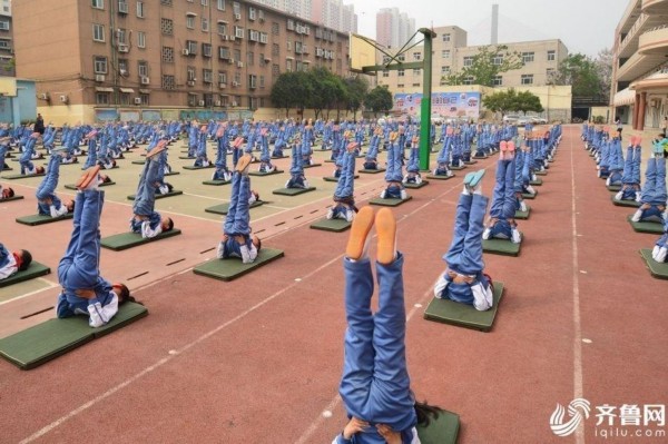 组图：厉害了小学生！最牛课间操如体操比赛