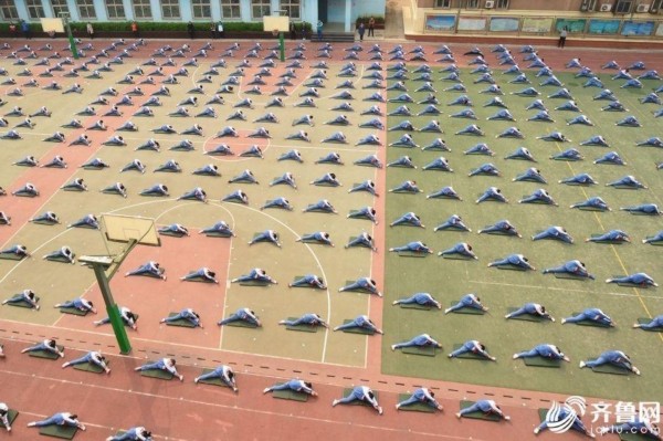 组图：厉害了小学生！最牛课间操如体操比赛