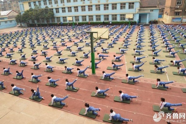 组图：厉害了小学生！最牛课间操如体操比赛